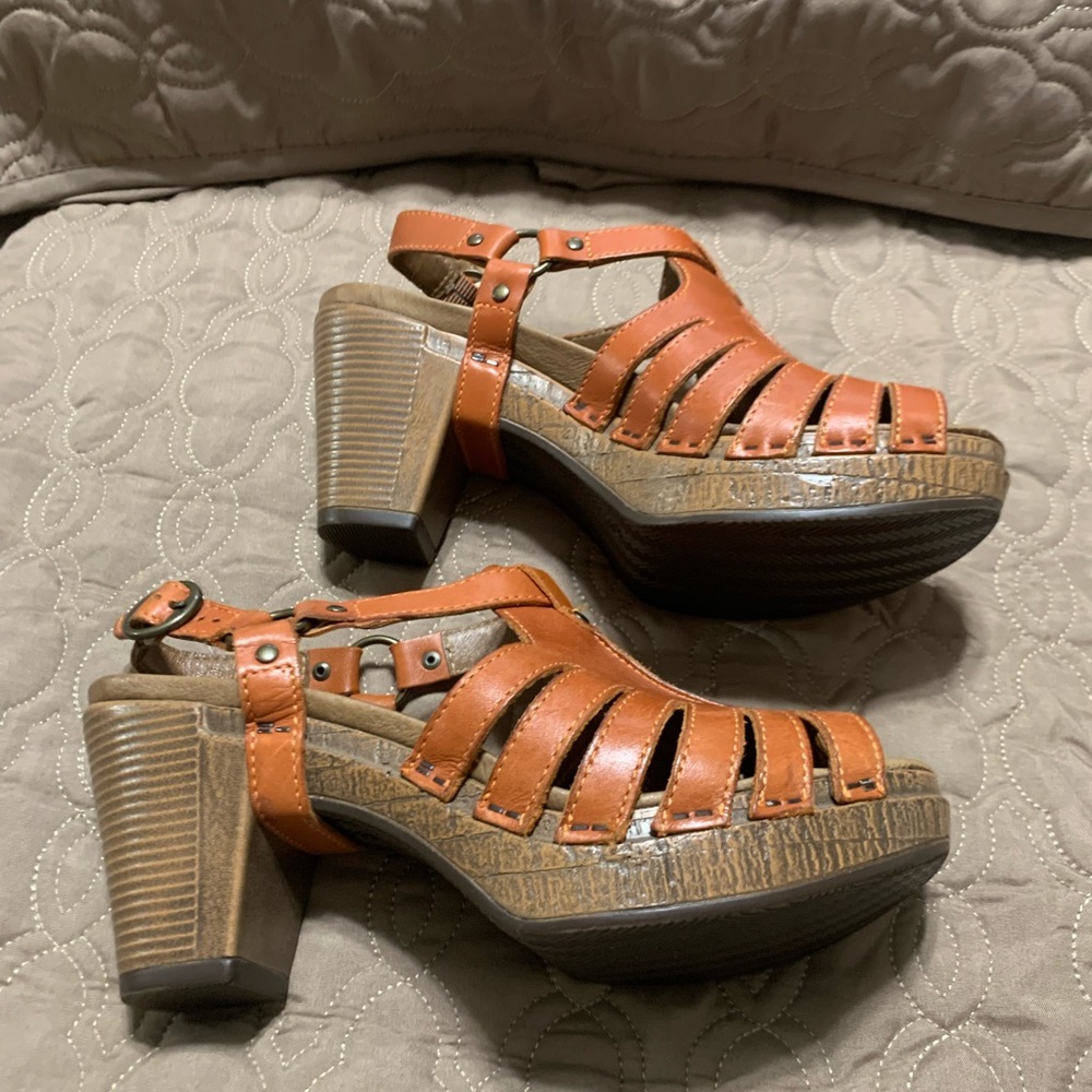 Dansko sandal in pumpkin color size 38   Very comfortable and practically new.